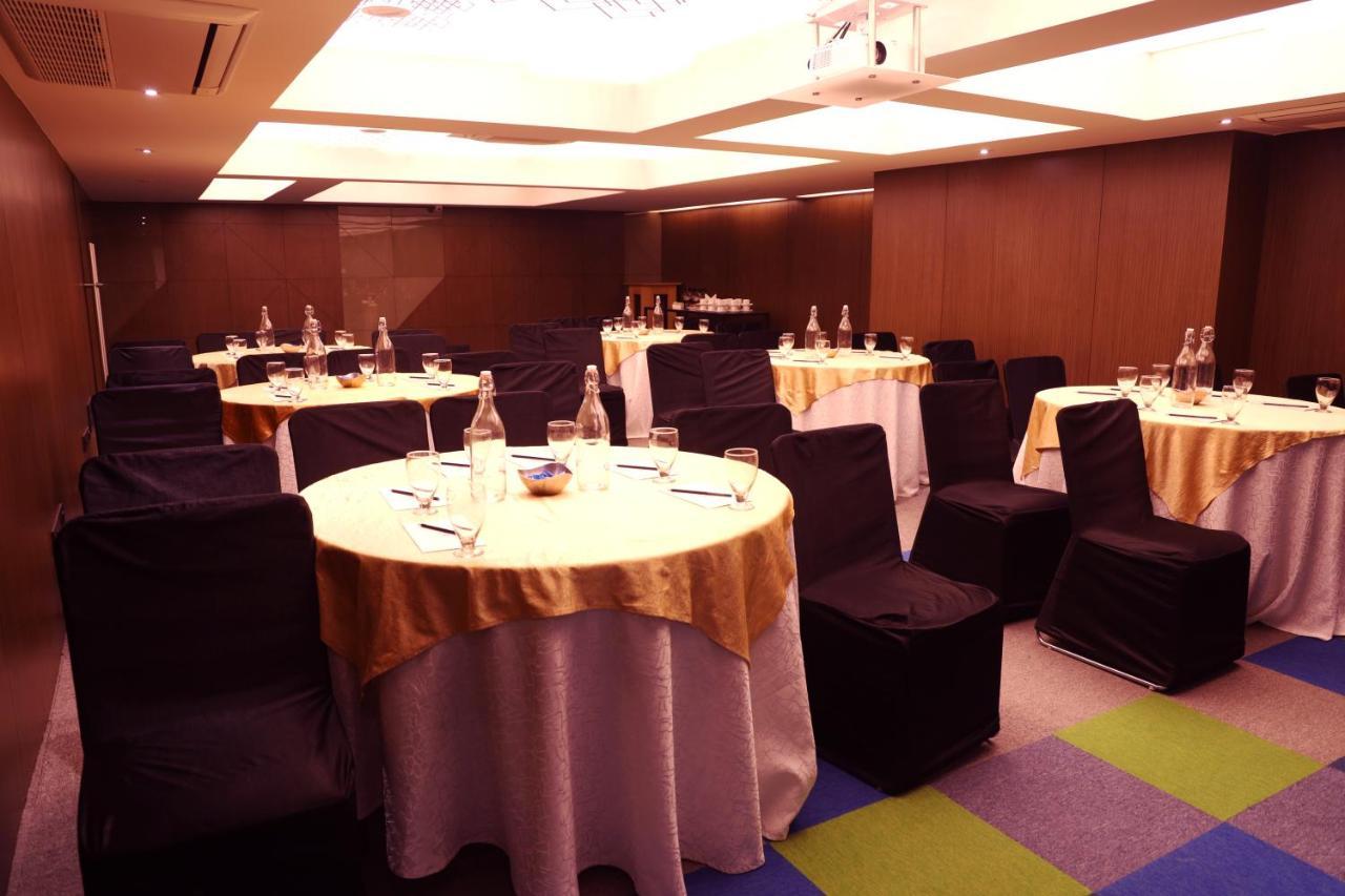 Royal Orchid Golden Suites Пуне Екстер'єр фото