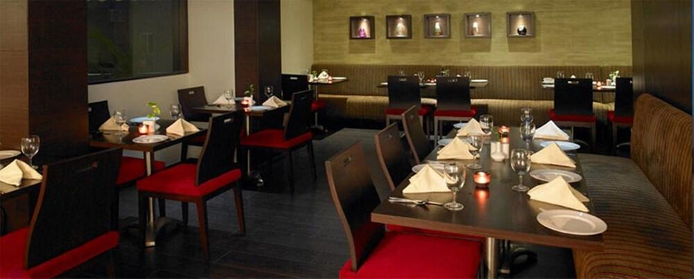 Royal Orchid Golden Suites Пуне Екстер'єр фото