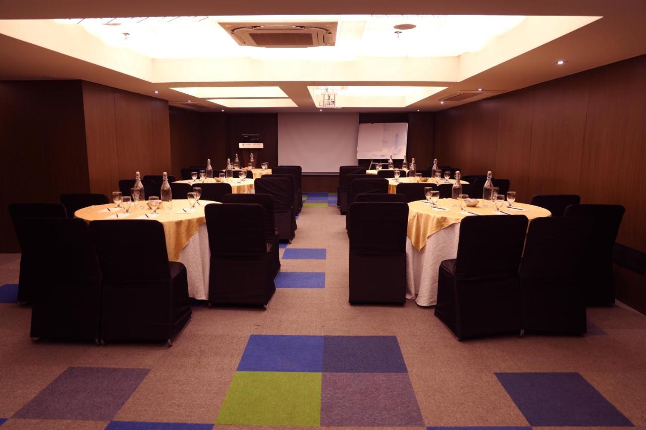 Royal Orchid Golden Suites Пуне Екстер'єр фото