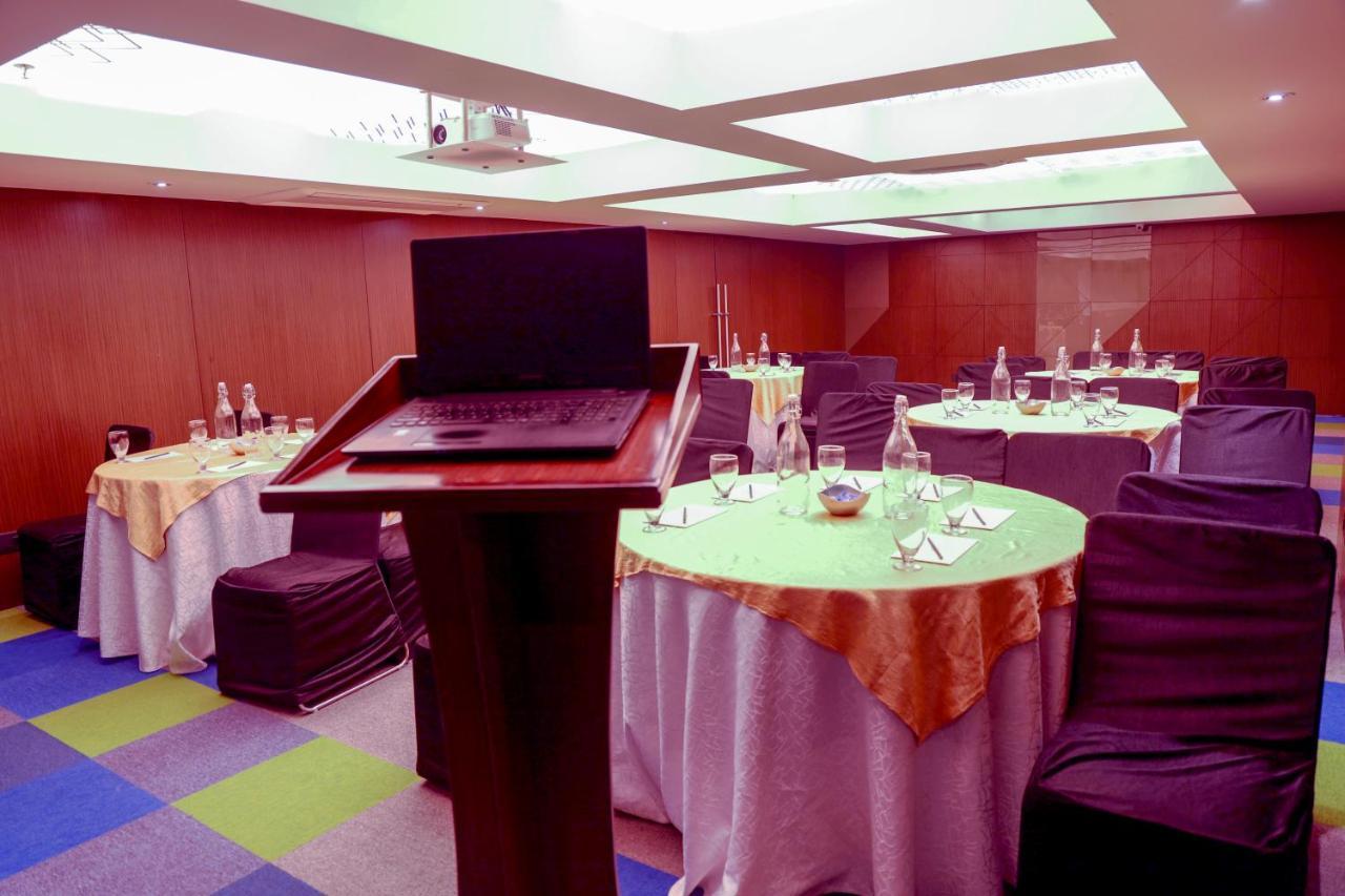 Royal Orchid Golden Suites Пуне Екстер'єр фото
