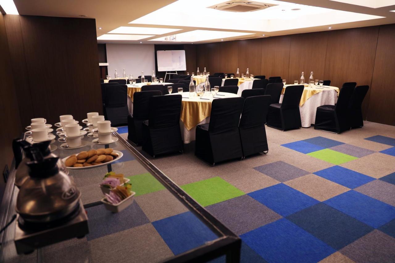 Royal Orchid Golden Suites Пуне Екстер'єр фото