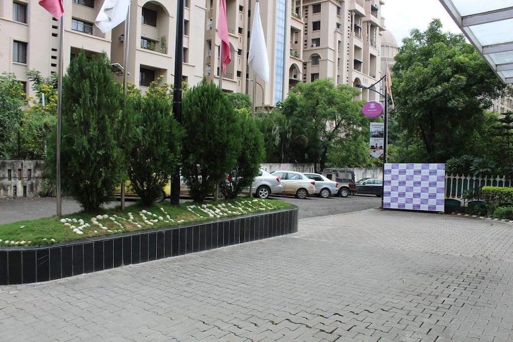 Royal Orchid Golden Suites Пуне Екстер'єр фото