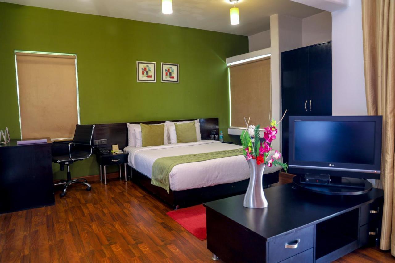 Royal Orchid Golden Suites Пуне Екстер'єр фото